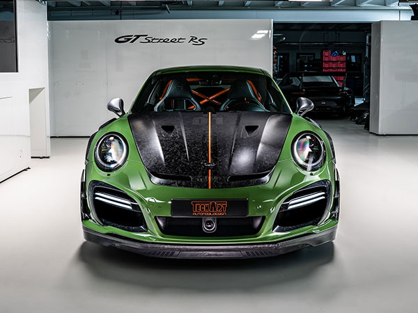 Detailansicht Designfolierung eines Porsche in grün schwarz mit Techart Dekorsatz orange
