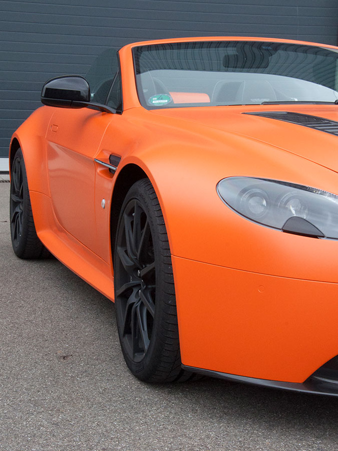Autofolierung / Full Wrap Aston Martin orange