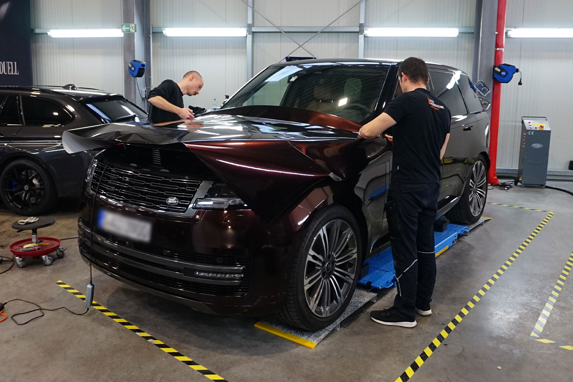 Carwrapping Range Rover bourdeau rot in Kernen bei Fellbach