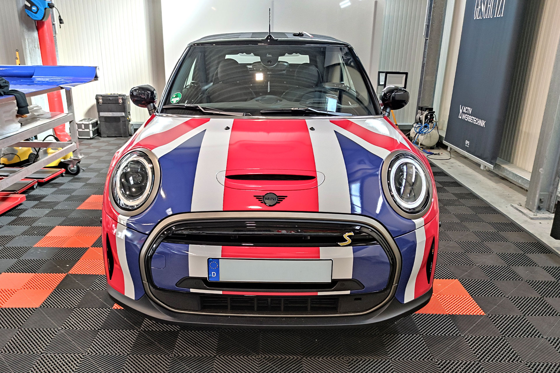 Mini Cooper mit England-Flagge – individuelles Carwrapping von ACTIV Werbetechnik aus Stuttgart.