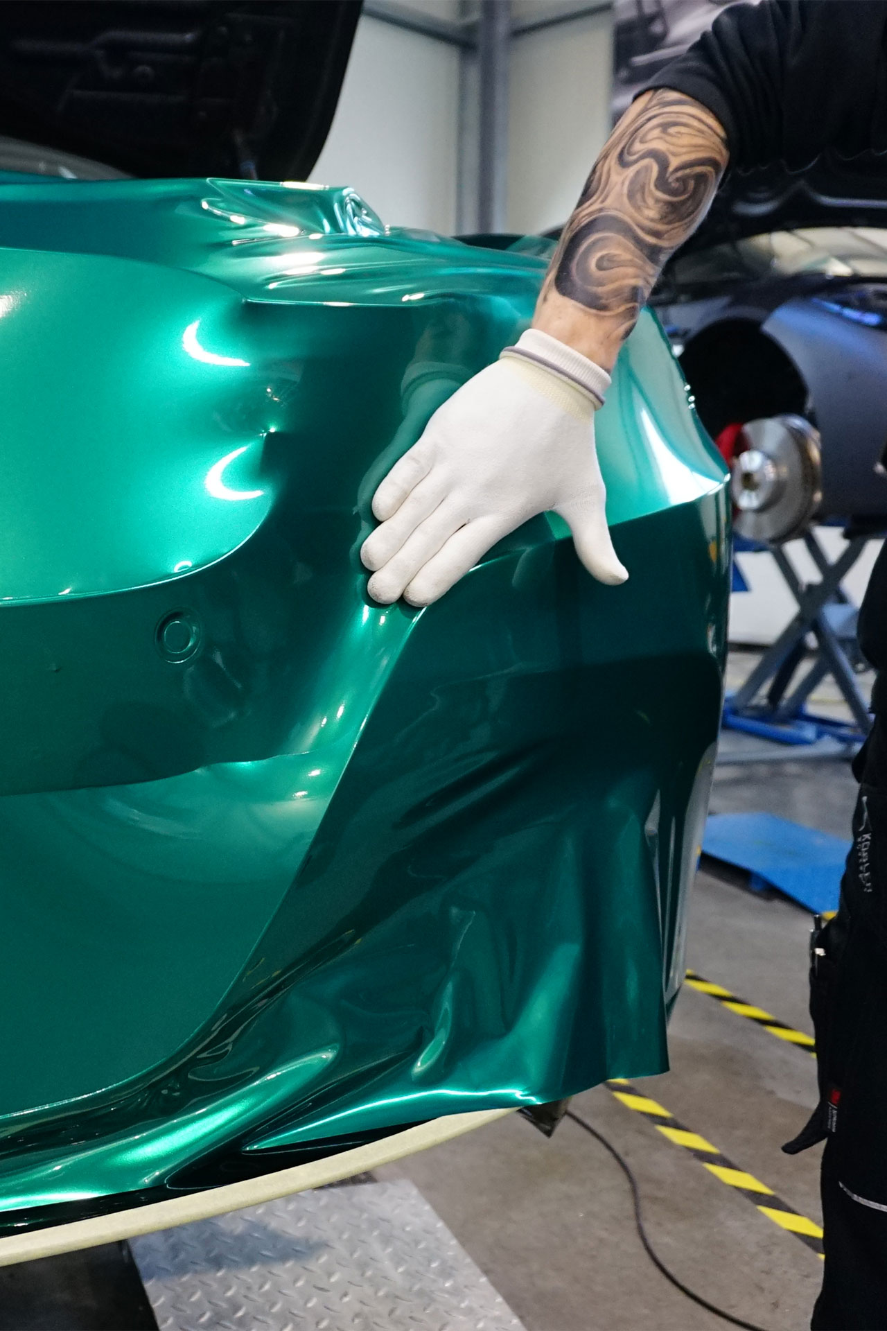 Folierung des Frontspoilers eines BMW in Petrol – hochwertige Verarbeitung durch ACTIV Folientechnik Stuttgart.