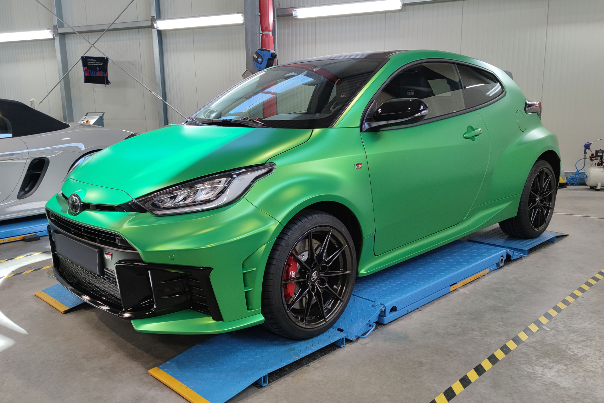 Fahrzeugfolierung eines Toyota mit matter Premiumfolie in Grün – professionelles Carwrapping von ACTIV Folientechnik Stuttgart für individuelles Fahrzeugdesign.