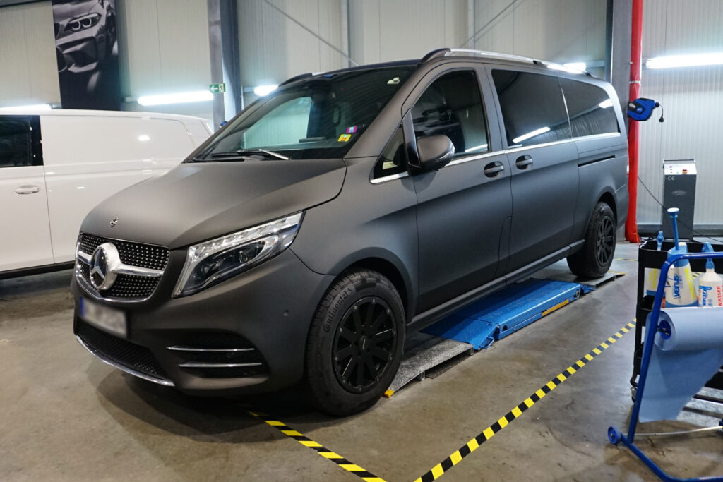 Mercedes-Benz V-Klasse mit Vollfolierung in matt schwarz – exklusives Carwrapping in Kernen bei Stuttgart.