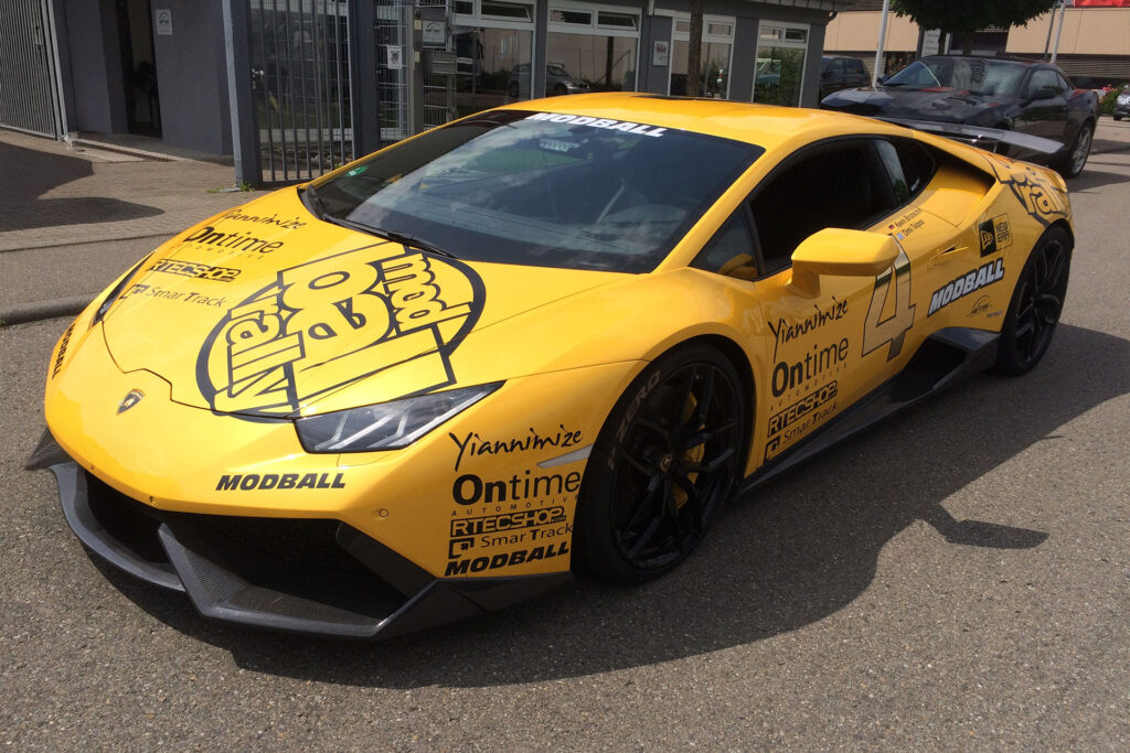 Gelber Lamborghini mit individueller Designfolierung – hochwertiges Carwrapping für markantes Fahrzeugdesign.