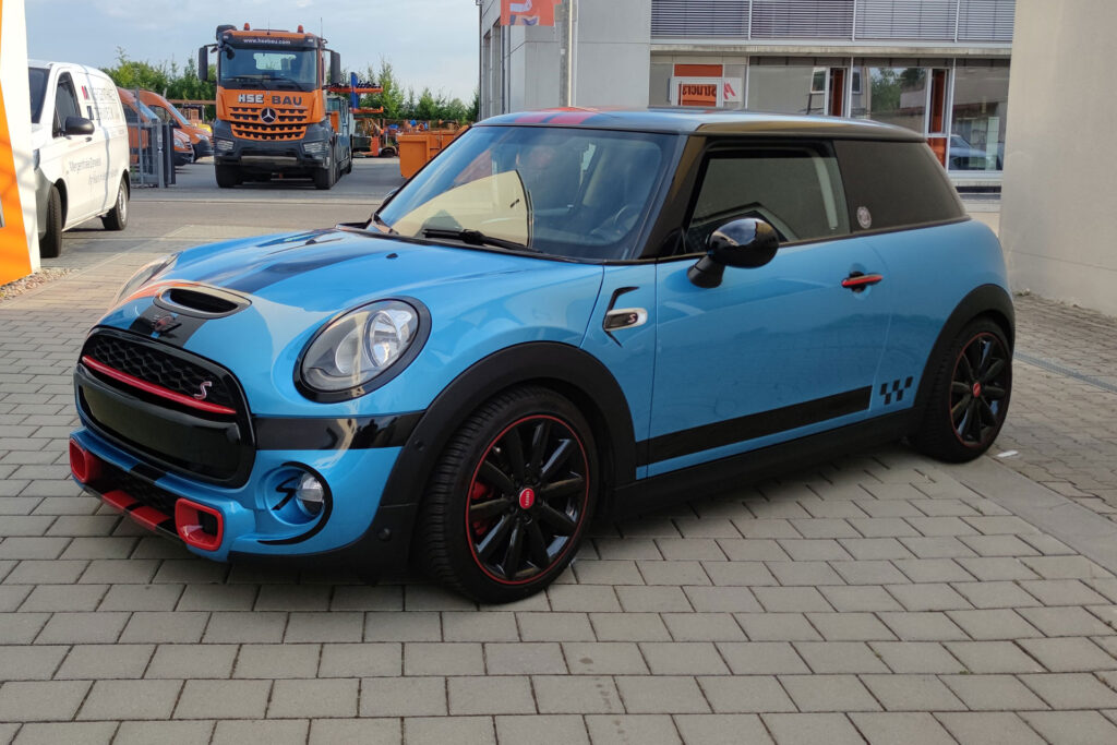 Mini Cooper mit Farbwechsel auf Blau – hochwertige Fahrzeugfolierung von ACTIV Folientechnik in Stuttgart.